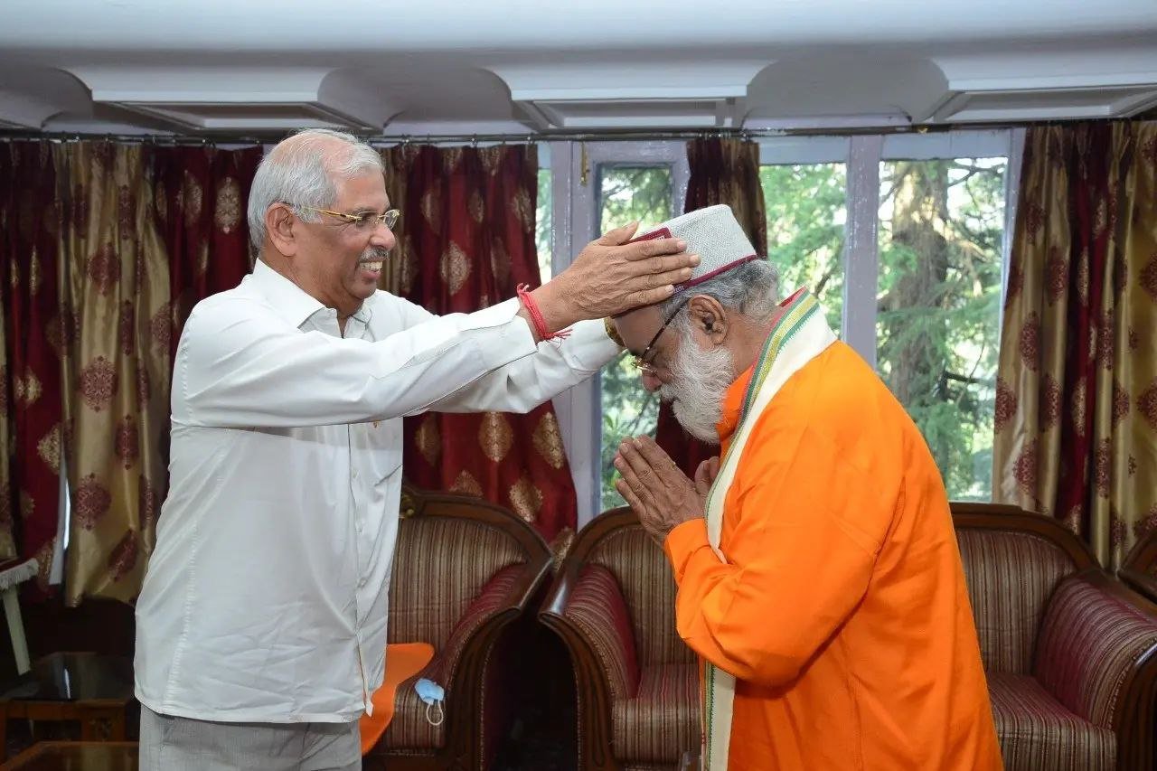 Honorable Governor of Himachal Pradesh in conversation with His Holiness Brahmrishi Shree Kumar Swami Ji.
